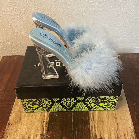 Cape Robbin Emberly in Light blue - Picture 4 of 5